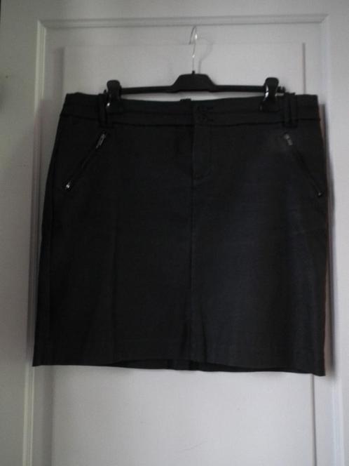 jupe de coloris noir pour femme. Taille 48/50 (Yessica C&A), Vêtements | Femmes, Jupes, Comme neuf, Taille 46/48 (XL) ou plus grande