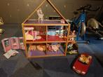 Groot houten barbie huis inclusief poppen en accessoires, Enlèvement ou Envoi, Comme neuf, Accessoires