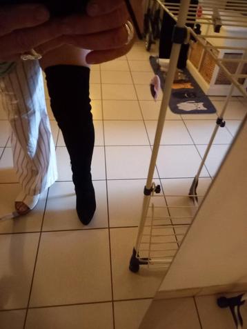 Zeer lange daim laarzen beschikbaar voor biedingen