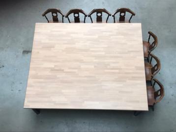 Tafel voor 14 personen beschikbaar voor biedingen