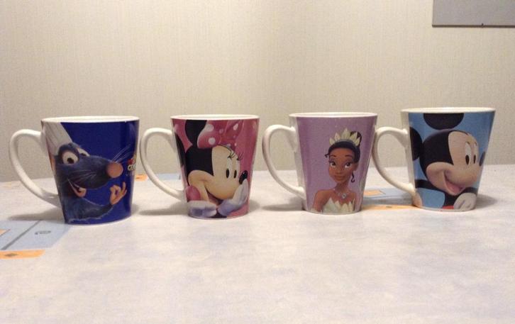 4 grote tassen ‘Disney’ New Generation Festival, Verzamelen, Disney, Zo goed als nieuw, Servies, Overige figuren, Ophalen of Verzenden