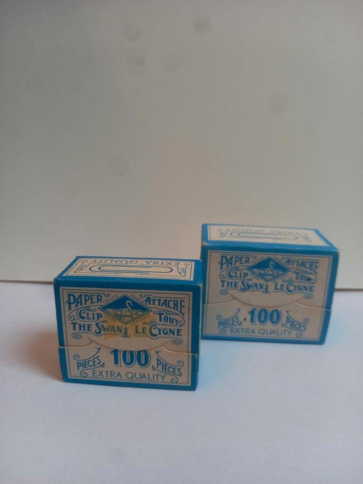 2 vintage doosjes paperclips Swan - gevuld, Verzamelen, Retro, Ophalen of Verzenden
