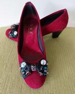 pumps rood nubuck mt 38 1 steentje ontbreekt (zie foto 6), Pumps, Ophalen of Verzenden, Gedragen, Rood