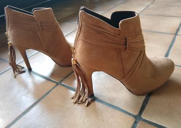 Enkellaarsjes/botjes daim, beige, merk Corina, maat 39 beschikbaar voor biedingen