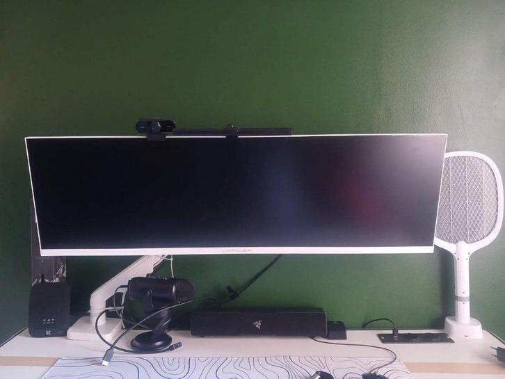 LC-POWER 43.8" (no arm) (with support: foot), Computers en Software, Overige Computers en Software, Zo goed als nieuw, Ophalen