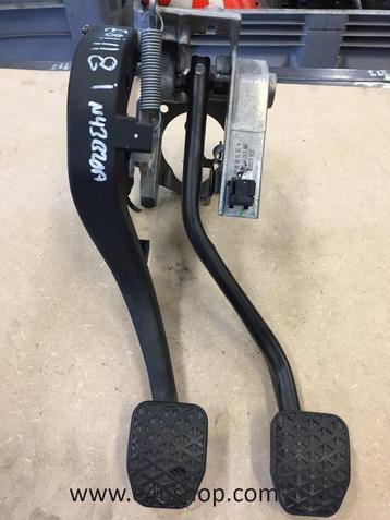 Pedaalset BMW 1 serie  E81 1118I handbak  beschikbaar voor biedingen