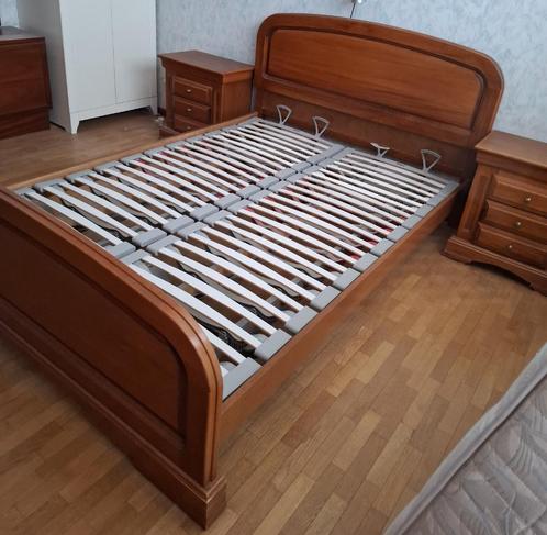 2persbed met lattenbodem en 2 nachtkastjes in donkere teak, Huis en Inrichting, Slaapkamer | Complete slaapkamers, Zo goed als nieuw