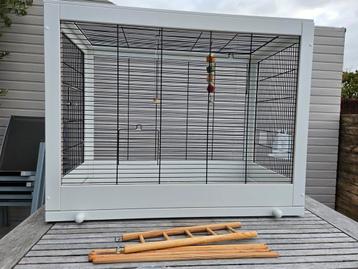 Zeer mooie houten vogelkooi beschikbaar voor biedingen
