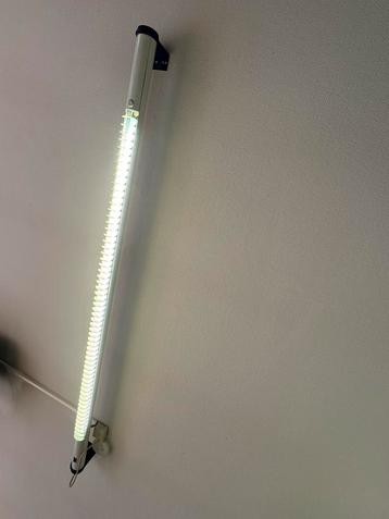Strakke LED designlamp met raster – wand/plafond beschikbaar voor biedingen