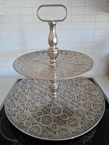 Etagere afm  diameter49 cm bovenste 34 cm hoogte 43cm beschikbaar voor biedingen