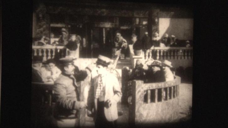 Charlie Chaplin in "THE CURE"' uit 1917 op 16mm zwartwitfilm, Audio, Tv en Foto, Filmrollen, 16mm film, Ophalen of Verzenden