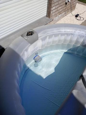 Jacuzzi (filter en bubbels werken, heater is stuk), Enlèvement, Utilisé, Tapis de sol, Gonflable