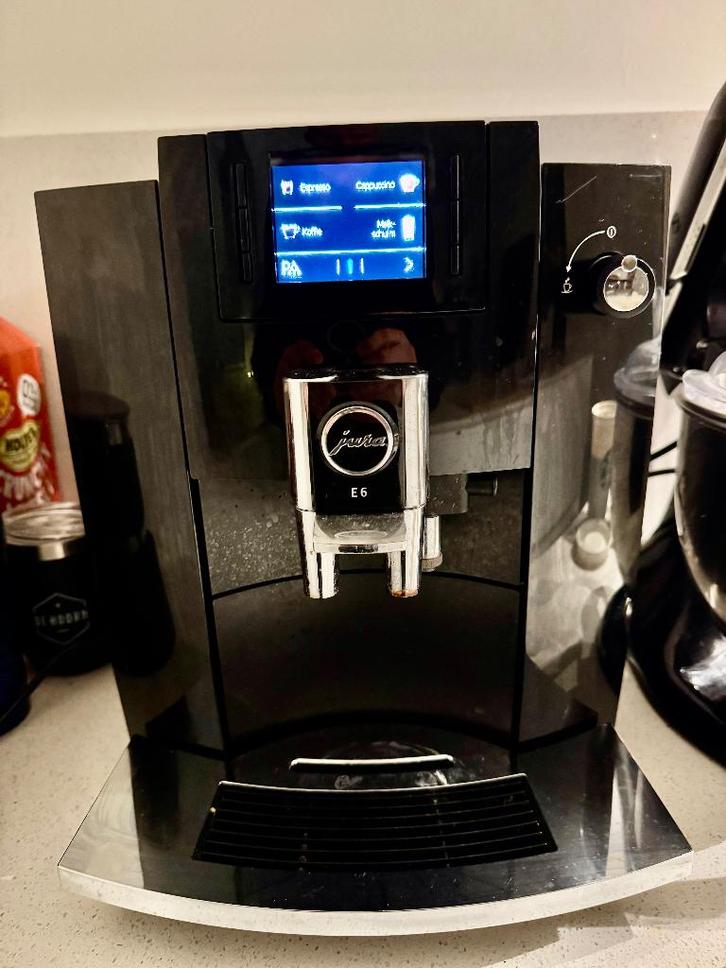 Machine à café Jura E6, Electroménager, Cafetières, Comme neuf, Café moulu, Café en grains, Cafetière, 10 tasses ou plus, Réservoir d'eau amovible
