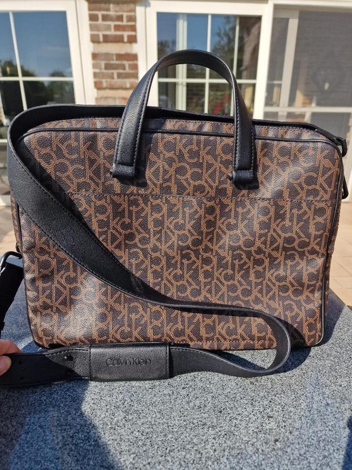 Laptoptas Calvin klein, Handtassen en Accessoires, Tassen | Schoudertassen, Nieuw, Overige merken, Bruin, Leer, Ophalen