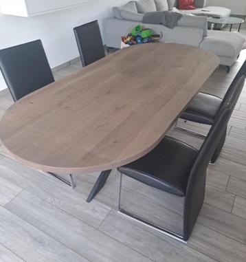 Nieuwe eiken eettafel  beschikbaar voor biedingen
