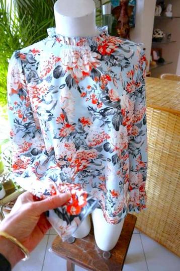 leuk bloemen blouse beschikbaar voor biedingen