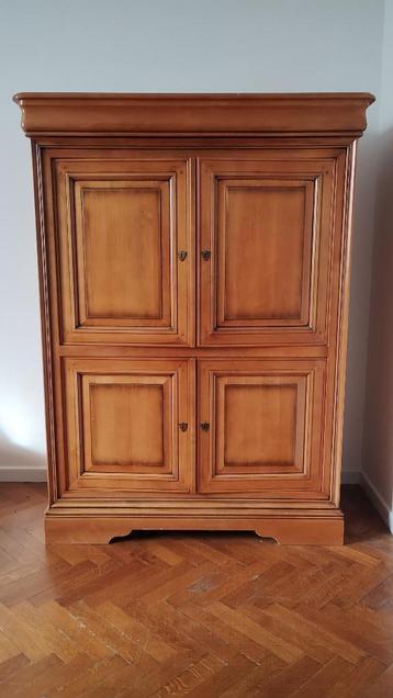 Houten kledingkast beschikbaar voor biedingen