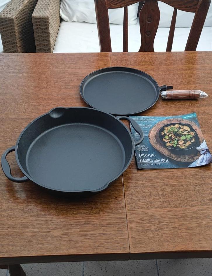 Set van twee gietijzeren koekenpan met kookboek en instrumen, Huis en Inrichting, Keuken | Potten en Pannen, Gietijzer, Ophalen of Verzenden