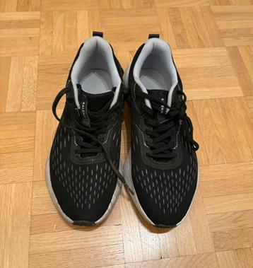 Zwarte sneakers beschikbaar voor biedingen