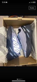 Adidas yeezy boost 700 metallic (42,5), Ophalen of Verzenden, Nieuw