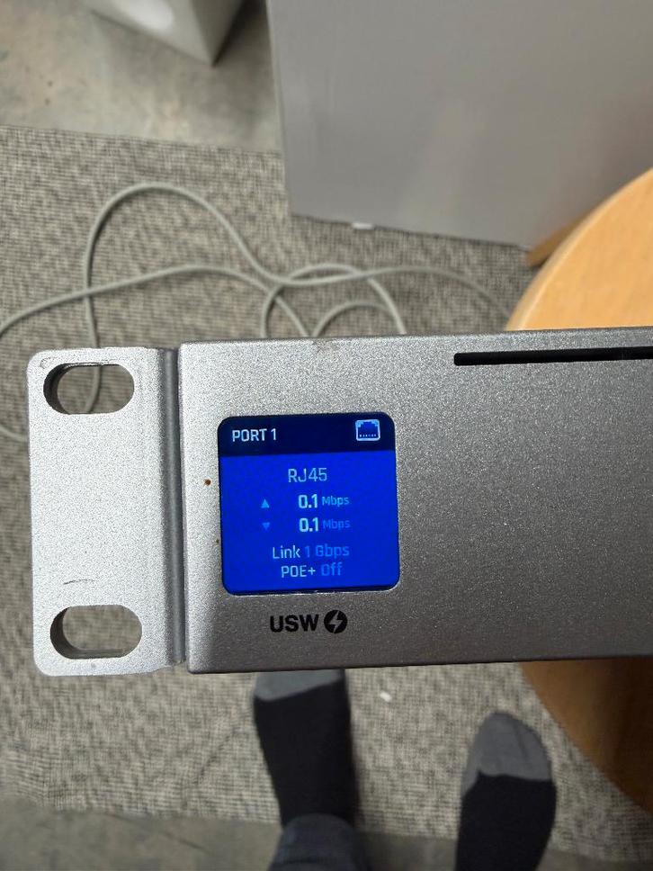 Unifi 24 poorts POE switch, Computers en Software, Netwerk switches, Niet werkend, Ophalen