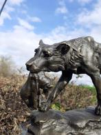 Superbe  bronze signé d'une louve et de son louveteau, Enlèvement ou Envoi, Bronze