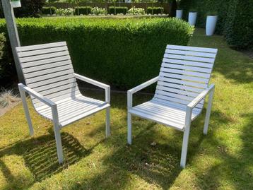 vier houten witgelakte tuinstoelen beschikbaar voor biedingen