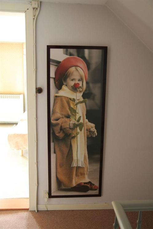 grote ingekaderde poster van een kindje, Verzamelen, Posters, Zo goed als nieuw, Overige onderwerpen, Deurposter of groter, Rechthoekig Staand