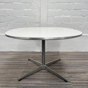 FRITZ HANSEN Supercircular A222	coffee table, Metaal of Aluminium, Design, Rond, Zo goed als nieuw