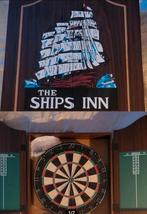 Nieuw Darts met toebehoren en kast, Sport en Fitness, Ophalen