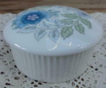 Klein Wedgwood Clementine doosje, potje met deksel beschikbaar voor biedingen