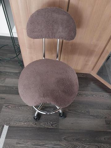 Stoel (kan rollen) te koop €20