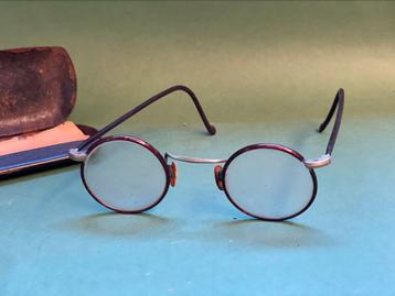 Authentieke vintage bril jaren 30 met metalen koker beschikbaar voor biedingen