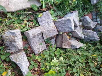 Set van twaalf oude stenen voor gevel beschikbaar voor biedingen