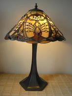 Sfeervolle Tiffany tafellamp met mooi bewerkte kap, Enlèvement, Comme neuf, Autres matériaux, 50 à 75 cm