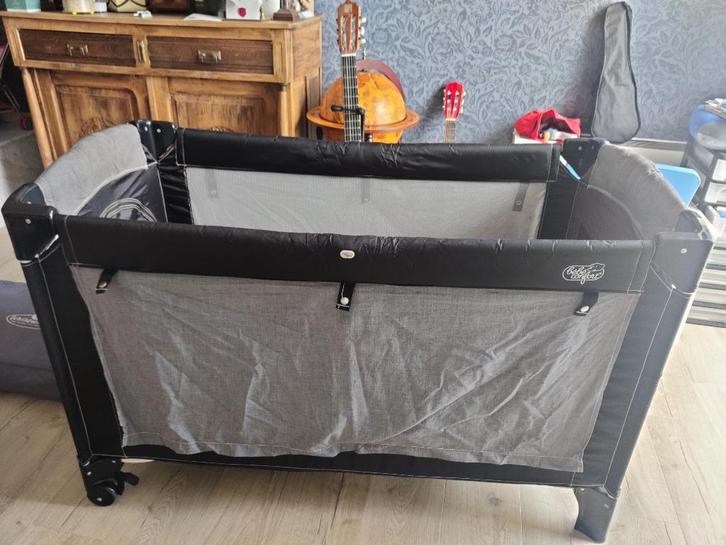 stevig reisbedje baby, compact opvouwbaar met extra matras, Kinderen en Baby's, Kinderkamer | Bedden, Gebruikt, Minder dan 140 cm