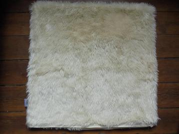Housse de coussin déco poils longs beige