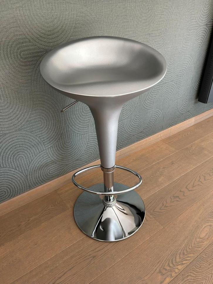 Design barkruk zilver, Huis en Inrichting, Barkrukken, Zo goed als nieuw, 60 tot 90 cm, Kunststof, 1 kruk, In hoogte verstelbaar