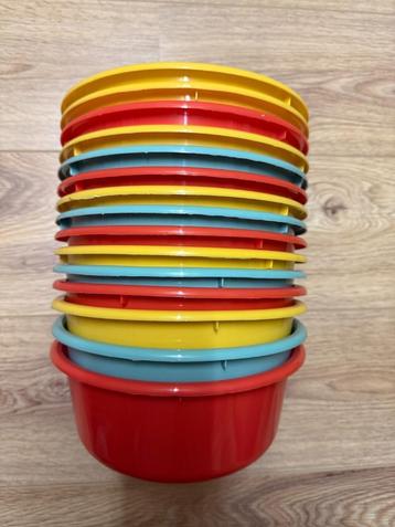 Ronde plastic kommen (15 stuks) beschikbaar voor biedingen