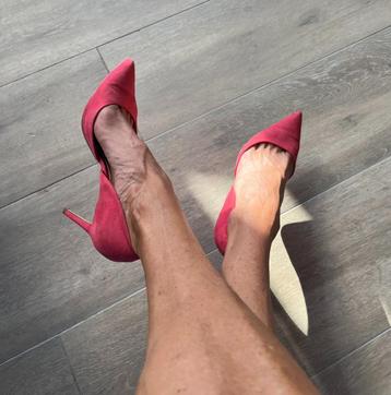 Mango kersenrode suède pumps. beschikbaar voor biedingen