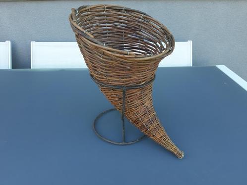 Decoratieve rieten hoorn op ijzeren steun + bloempot, Tuin en Terras, Tuinvazen, Gebruikt, Ophalen