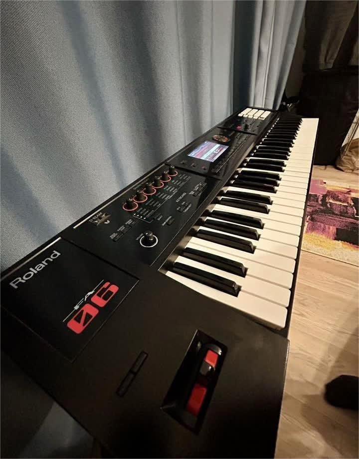Synthétiseur Roland FA-06, Musique & Instruments, Synthétiseurs, Utilisé, 61 touches, Roland, Avec valise ou flightcase, Enlèvement ou Envoi