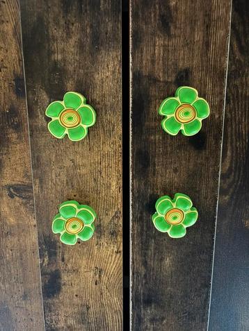 Groene of blauwe bloemvormige meubelknoppen beschikbaar voor biedingen