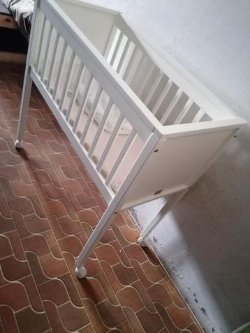 babybedje ChildWood met matras ChildWood en matrasbeschermer beschikbaar voor biedingen