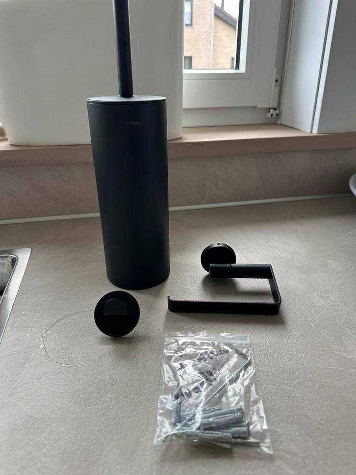 Supermooie toiletset van Tiger mat zwart staal, Huis en Inrichting, Badkamer | Badtextiel en Accessoires, Zo goed als nieuw, Zwart