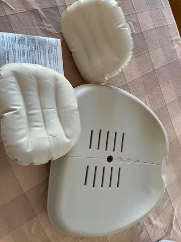 Twee intex jacuzzi zitjes en twee intex nekkussens beschikbaar voor biedingen