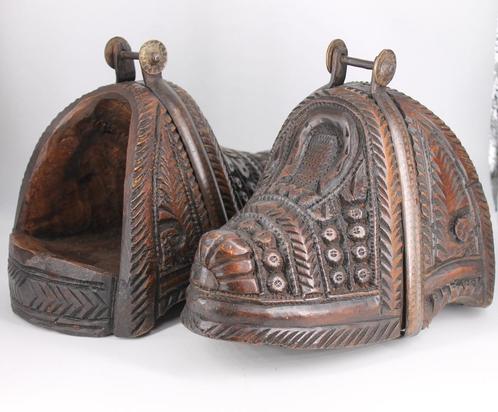 Twee gesneden houten stijgbeugels, Zuid-Amerika, Antiek en Kunst, Kunst | Niet-Westerse kunst, Ophalen of Verzenden