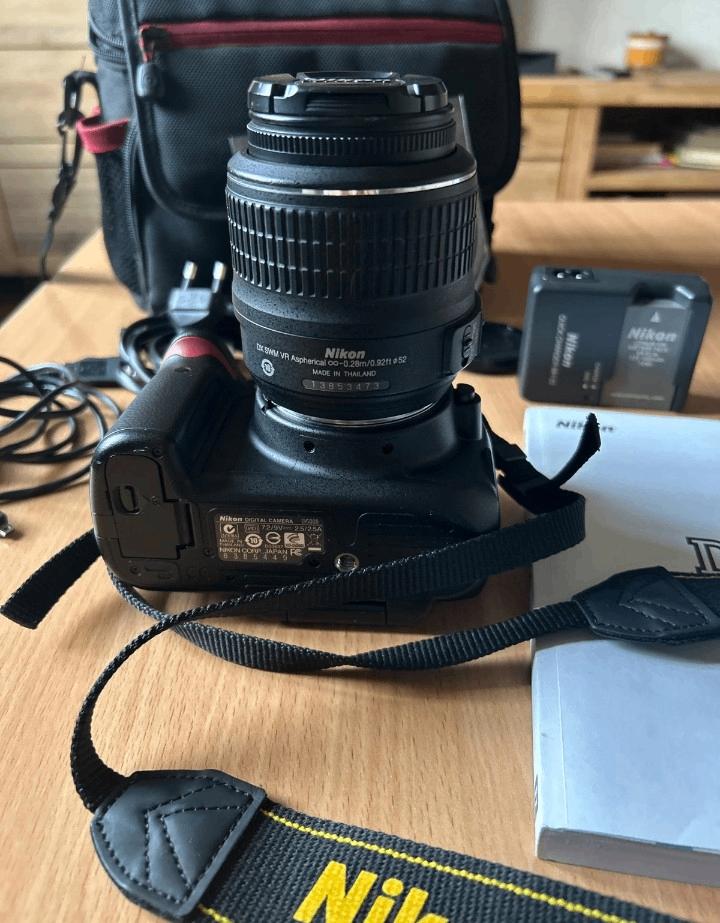 Nikon D5000 Appareil photo numérique Reflex 12.3 Kit Objectif VR 18-105
