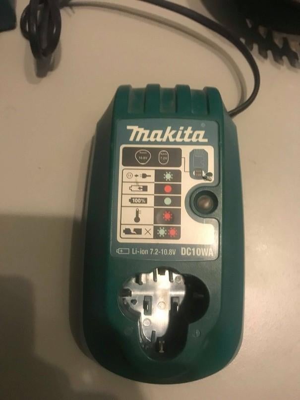 Makita DC10WA 7.2V - 10.8V Li-Ion Accu oplader, Ophalen