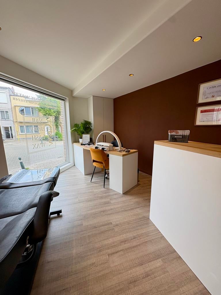 Instapklaar handelspand / beautystudio te koop in Lier